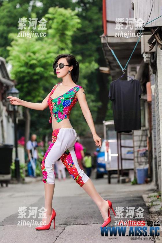 AISS爱丝(钻石版) - 索菲：腿长到能当手机架子的妹纸写真！
