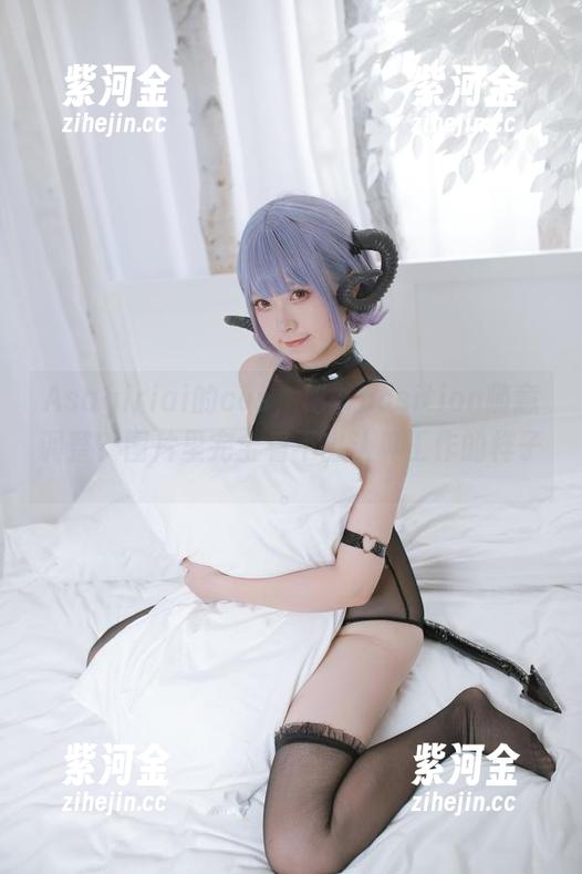 Asagiriai Asagiriai的cos,秘书position随意调整?图片里完全看不出认真工作的样子。