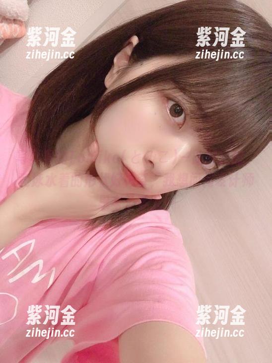 写真里的Tomiko(とみこ)—此时此刻，竞泳水着的形状好神奇，我想问问设计师思考了多久…