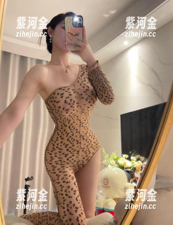 不爱笑的赛琳 微密圈 - 不爱笑的赛琳瑜伽合集:每一张壁纸都是我在努力装“虚无缥缈”的时刻