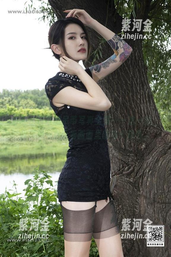 丽柜 - 凌凌的吊带写真全集——这一刻，我只想一直盯着画面里的每个动作。