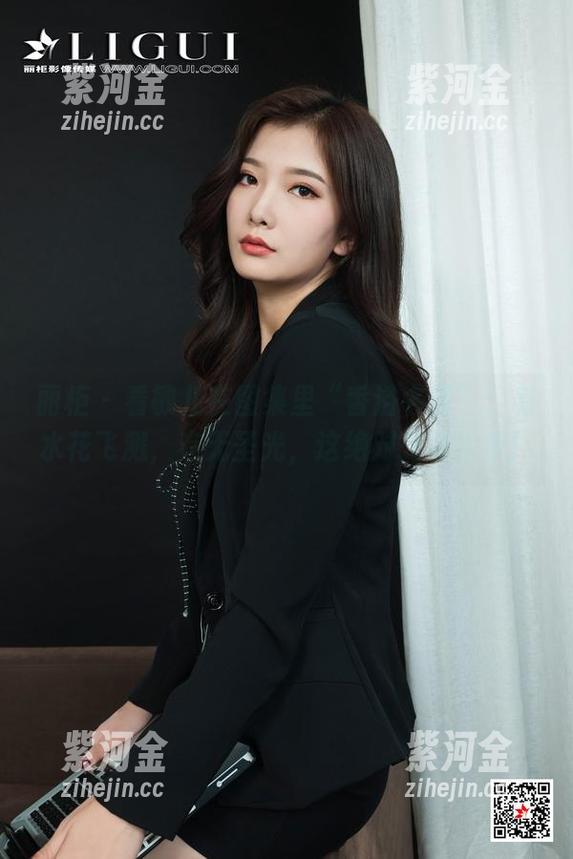 丽柜-敏儿 丽柜 - 看敏儿在图集里“香浴名莲”:有水花飞溅,有无圣光,这绝对是场水乐!