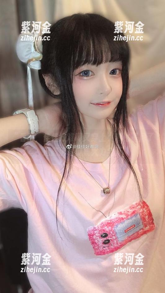 “看吧，佳佳好难啊又穿上小熊比基尼了，这高清写真集火力全开“
