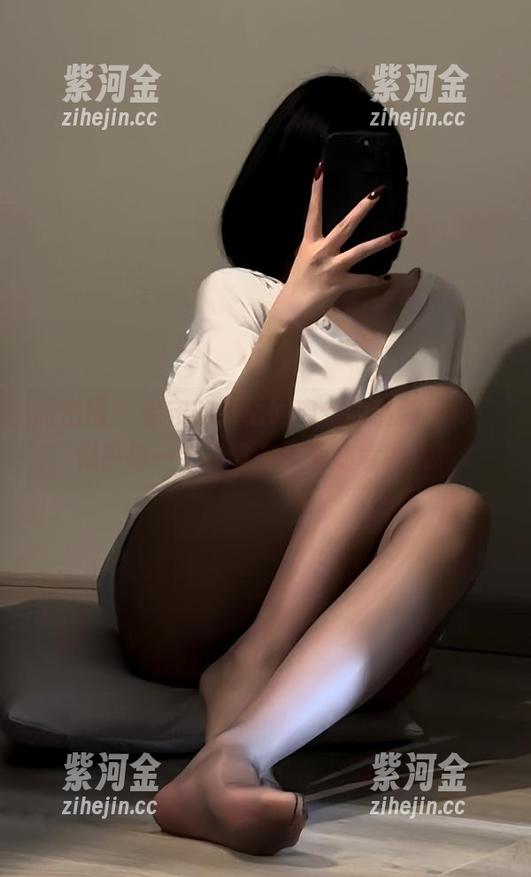 保守的二舅妈 微密圈 - 保守的二舅妈肉丝的最新写真,似乎每一个细节都透着随意的优雅