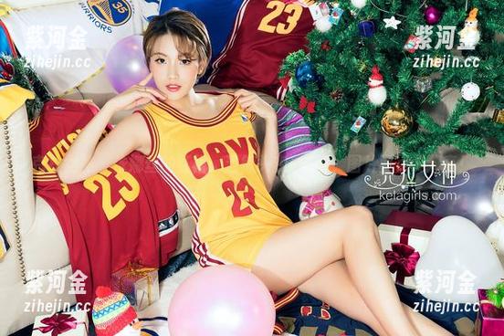 克拉女神 - 依娜丝的红裙：当街头变成T台，图片要点赞分享！