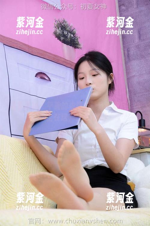 初夏女神-柒柒 初夏女神 - 平胸的柒柒也能穿比基尼?图包全在这,快来瞧瞧!