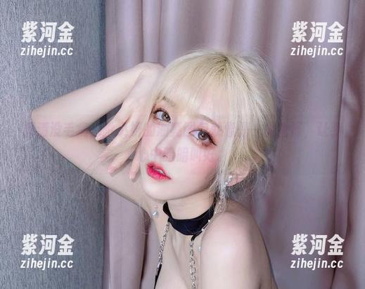 高清没毛病，啾小妍的油亮图包就像是一层光泽，让我心中暗暗叫好。