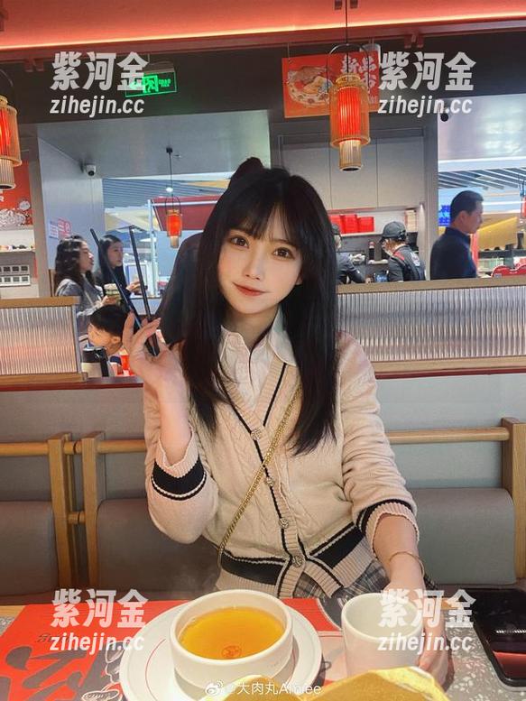 大肉丸Amiee的旗袍照片上架了，当然是免费的，还能有啥挑剔？
