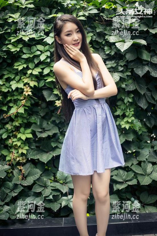 头条女神 - 娜依灵儿的泳衣大片，掌握泳池边的一切资源