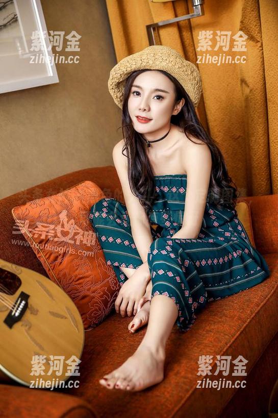 头条女神 - 黑色的火儿：这个定制图集，可能会让你有些惊讶