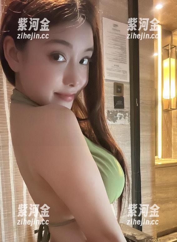 奶雯 微密圈 - 奶雯的运动秀,原图看起来像在飞,但其实是误踩了香蕉皮,分享我的“飞天”时刻。