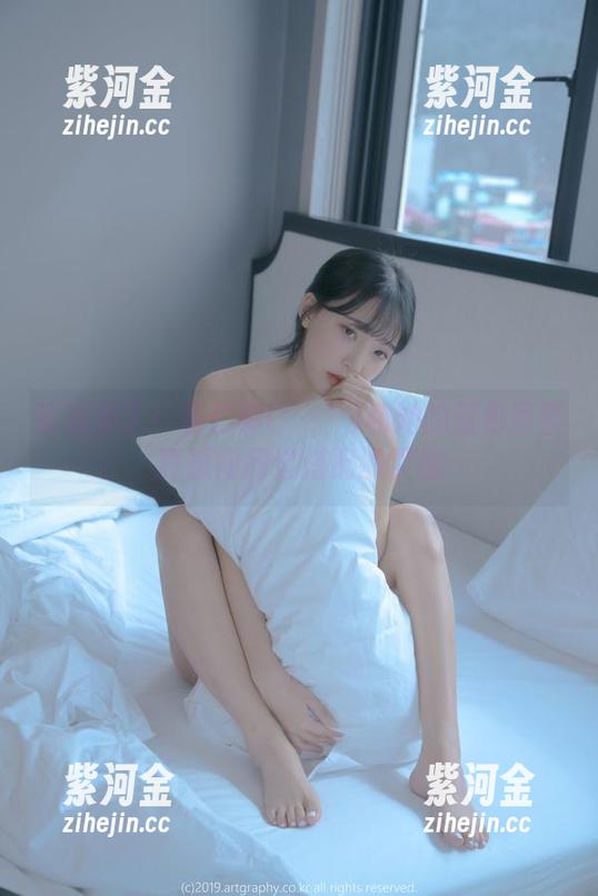 福利来了！姜仁卿(강인경)和她的蓝色吊带，真想问问这搭配的灵感…
