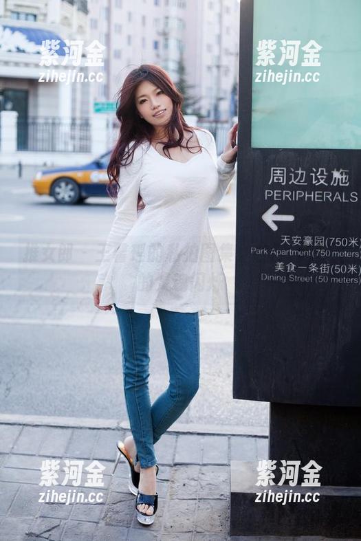 推女郎 - 王馨瑶的私拍图集，白色光影下的灵魂闪烁