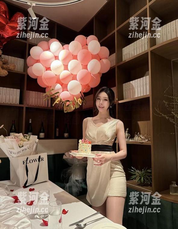 是小逗逗 微密圈 - 是小逗逗别让蕾丝黑丝袜限定在衣柜,这图册让人眼前一亮