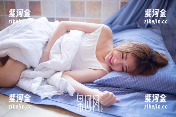 果团网-周妍希 果团网 - 定制写真就该这样,周妍希在海边与傻傻的海浪玩自拍?