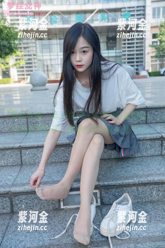 梦丝女神 - 真心推荐这免费的酥酥图包，小白鞋加丝袜，恬静但是又让人想多了。
