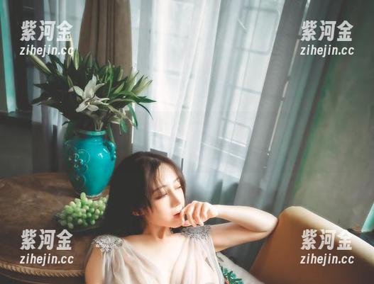 樱晚gigi的清晨写真，图包里的每一张都是对你今天还在床上滚的控诉，一起见证晨光下的懒散吧！