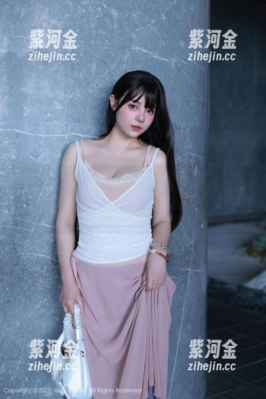 秀人网-赵万灵 秀人网 - 为什么你应该在赵万灵的裸足写真前停留?因为这里有你从未见过的足部自信!