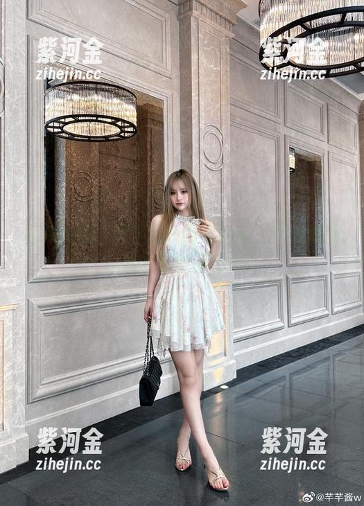 图包特供：芊芊酱w的死库水，水波汹涌，腹肌隐现不行了！