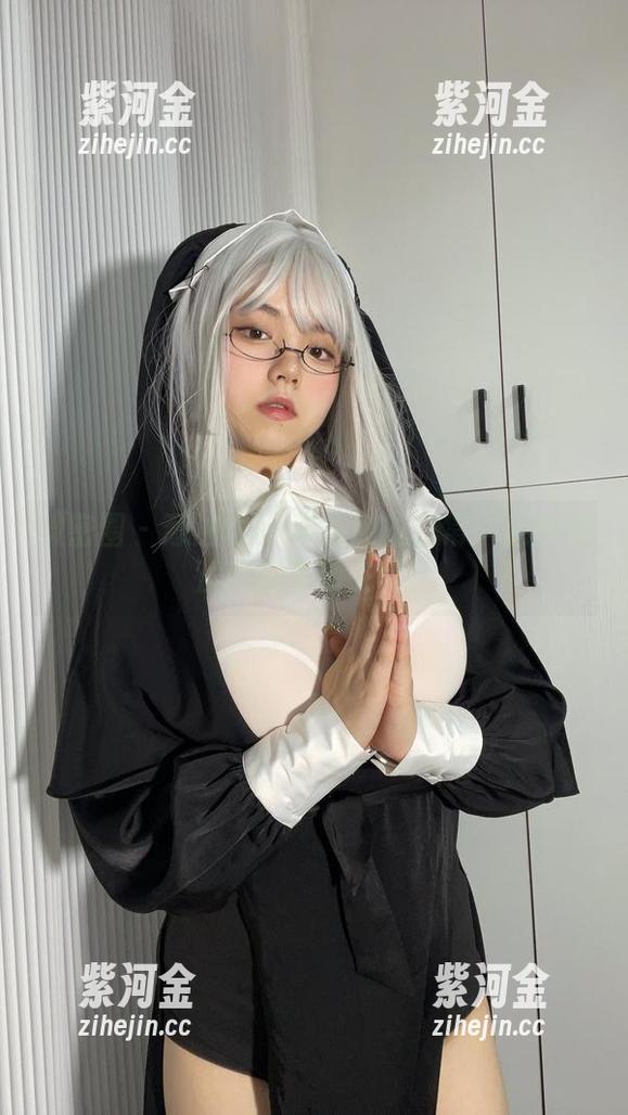 微密圈 - 葱油饼er带你游览日常：私拍与浅紫的奇妙交融！