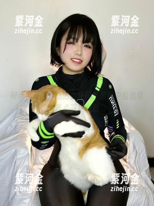 阿半今天很开心的女仆风，原图中偷偷带着点调皮气息