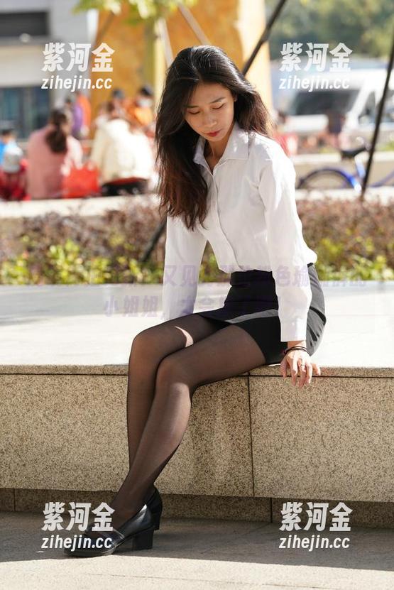 魔镜街拍 魔镜街拍更新:又见到那位粉色瑜伽裤的小姐姐,太会撩了吧!