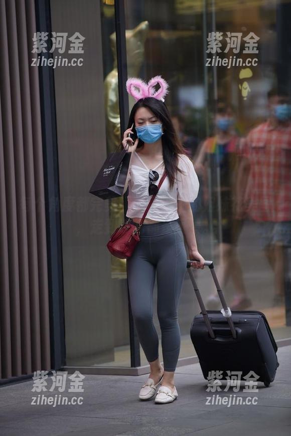 魔镜街拍 每个角度都完美!魔镜街拍的姐妹花美图,走到哪儿都是风景。